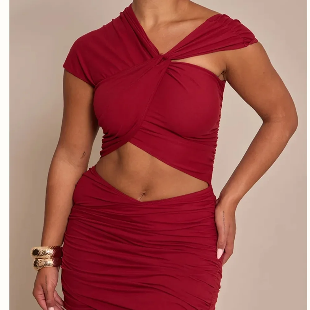 PrettyLittleThing Ruched Wine Red Mini Dress - Picture 3 of 5